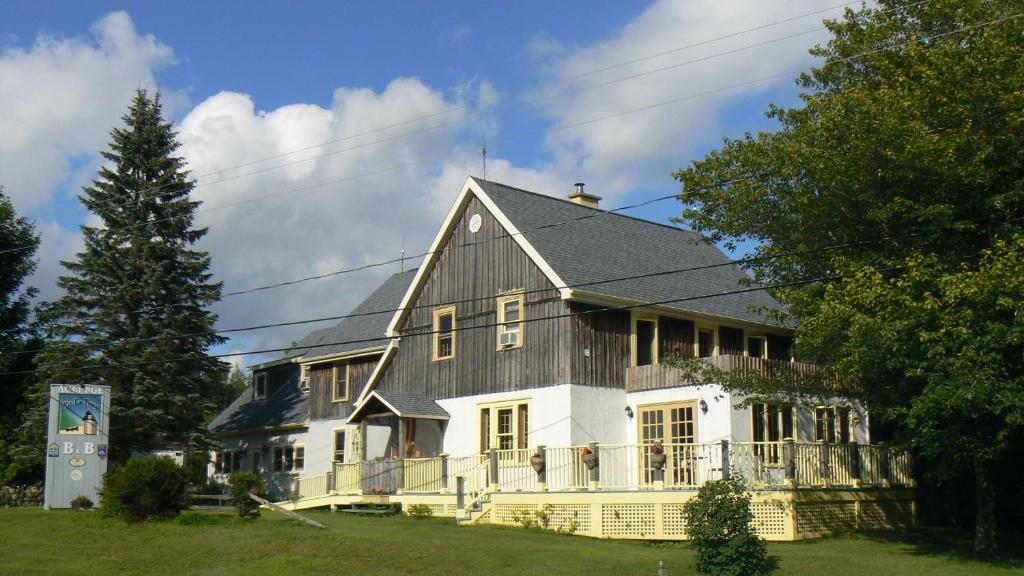 Auberge De La Tour Et Spa Magog Εξωτερικό φωτογραφία